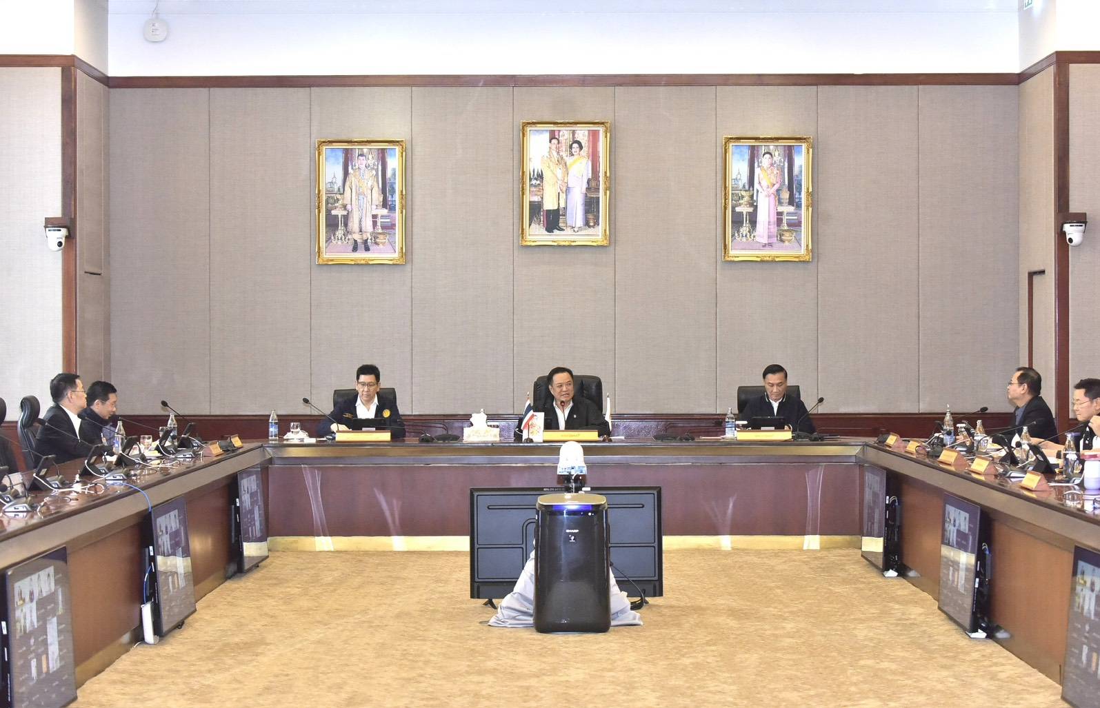 นายกรัฐมนตรีและรัฐมนตรีว่าการกระทรวงมหาดไทย เป็นประธานการประชุมคณะรัฐมนตรี (นัดพิเศษ) ณ ห้องประชุม 501 ตึกบัญชาการ 1 ทำเนียบรัฐบาล วันที่ 27 กันยายน 2569
