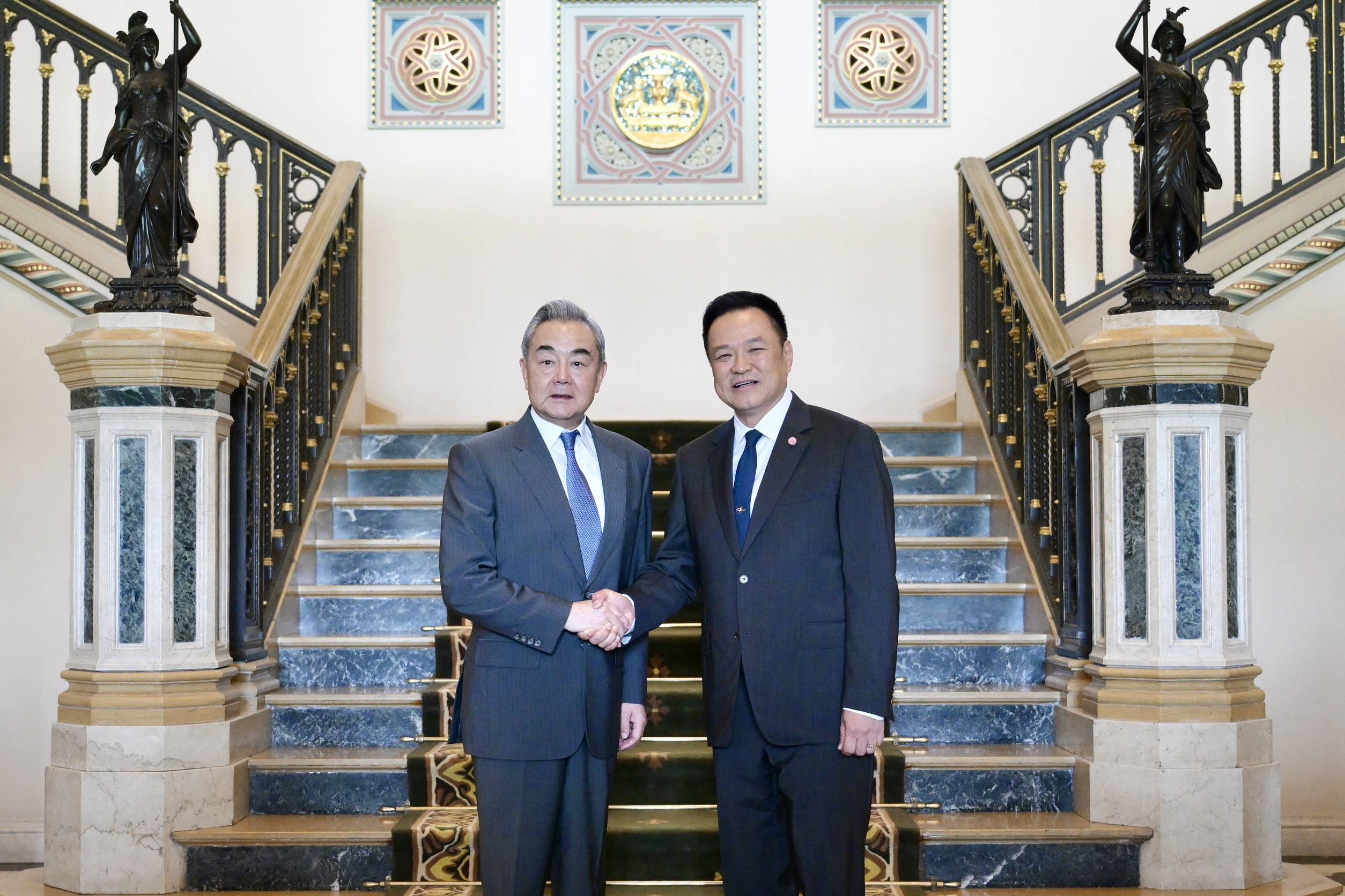 นายหวัง อี้ (H.E. Mr. Wang Yi) สมาชิกกรมการเมือง ผู้อำนวยการสำนักงานคณะกรรมการกลางด้านกิจการต่างประเทศของพรรคคอมมิวนิสต์จีนและรัฐมนตรีว่าการกระทรวงการต่างประเทศสาธารณรัฐประชาชนจีน เข้าเยี่ยมคารวะนายกรัฐมนตรี ในโอกาสเยือนประเทศไทยในฐานะแขกของกระทรวงการต่างประเทศ ณ ห้องรับรอง ชั้น 2 ตึกไทยคู่ฟ้า ทำเนียบรัฐบาล วันที่ 24 เมษายน 2569