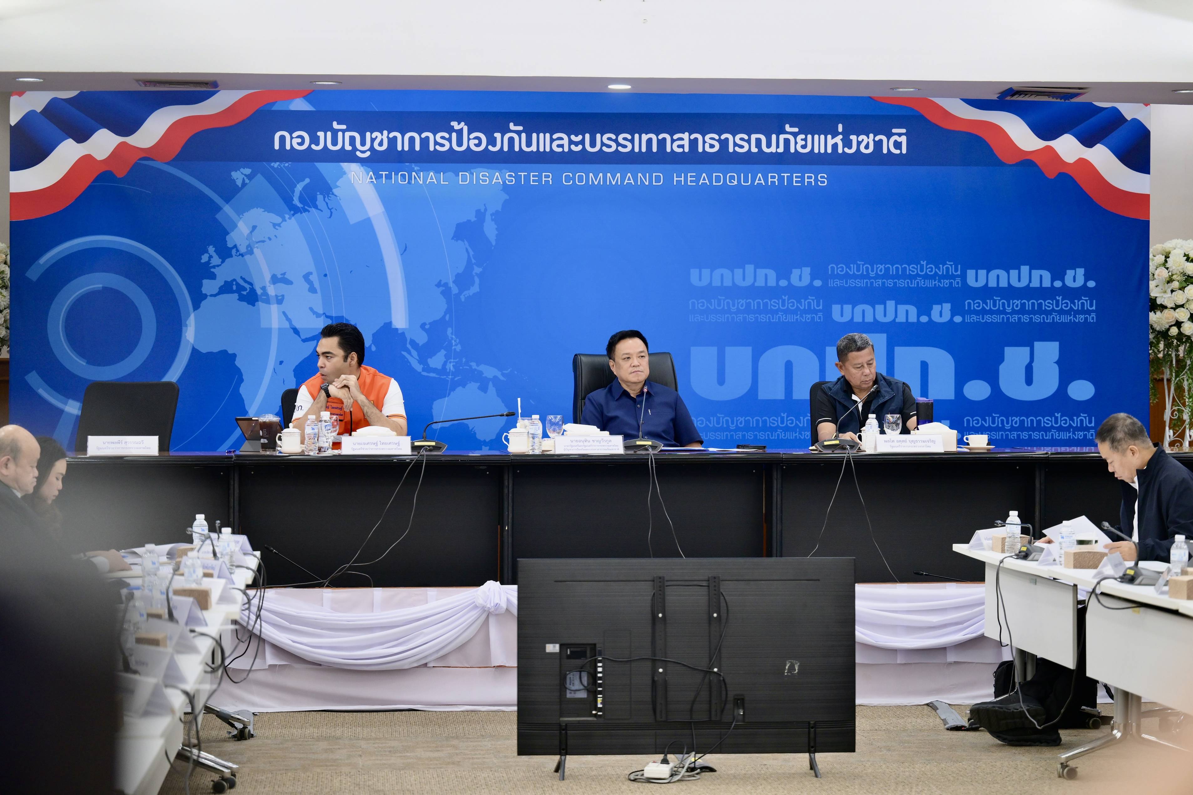 นายกรัฐมนตรีและรัฐมนตรีว่าการกระทรวงมหาดไทย เป็นประธานการประชุมกองบัญชาการป้องกันและบรรเทาสาธารณภัยแห่งชาติ (บกปภ.ช.) เพื่อติดตามสถานการณ์และการให้ความช่วยเหลือผู้ประสบอุทกภัย ณ ห้องประชุม 1 ปภ. ชั้น 5 อาคาร 3 กรมป้องกันและบรรเทาสาธารณภัย (ปภ.) ถนนอู่ทองนอก เขตดุสิต กรุงเทพมหานคร 10 ตุลาคม 2569