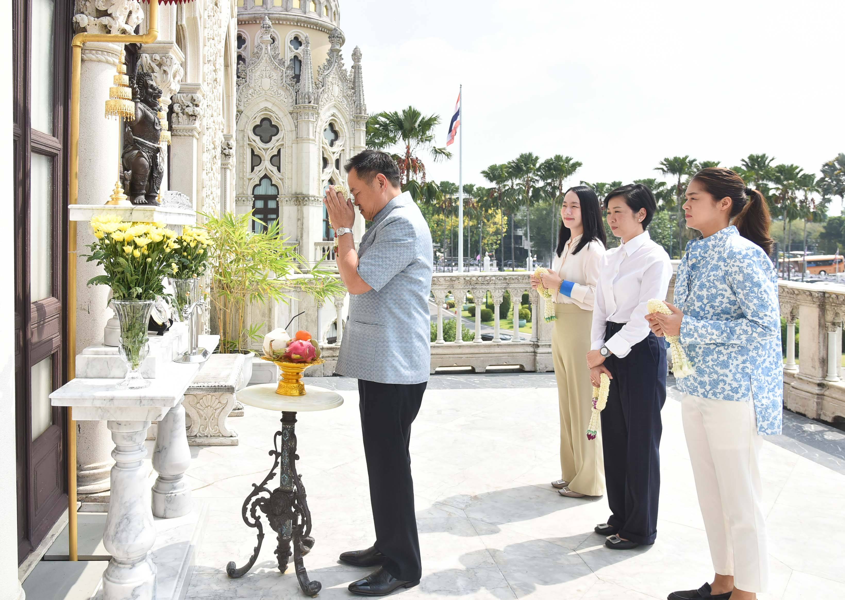 Government Spokesperson team and Ms. Ploythalay Laksameesaengchan pay a courtesy call on the Prime Minister on the occasion of Songkran Festival 2026 at the Thai Khu Fah Building, Government House on 16 April, 2026.