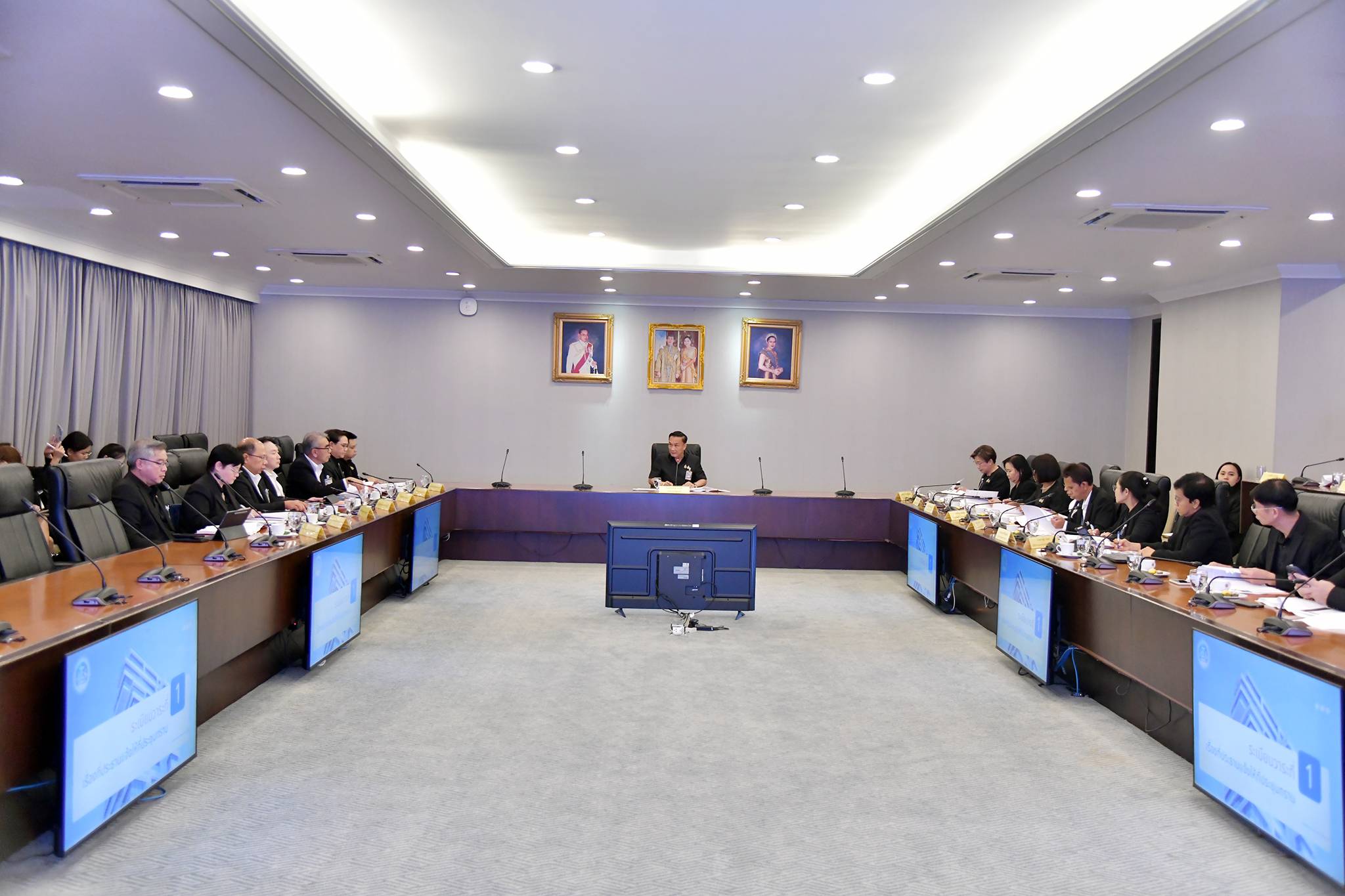 Deputy Prime Minister (Mr. Songsak Thongsri) chairs the Meeting of the Committee on the Development of the Government Administrative Structure of the Prime Minister’s Office at Meeting Room 301, Command Building 1, Government House.April 23, 2026