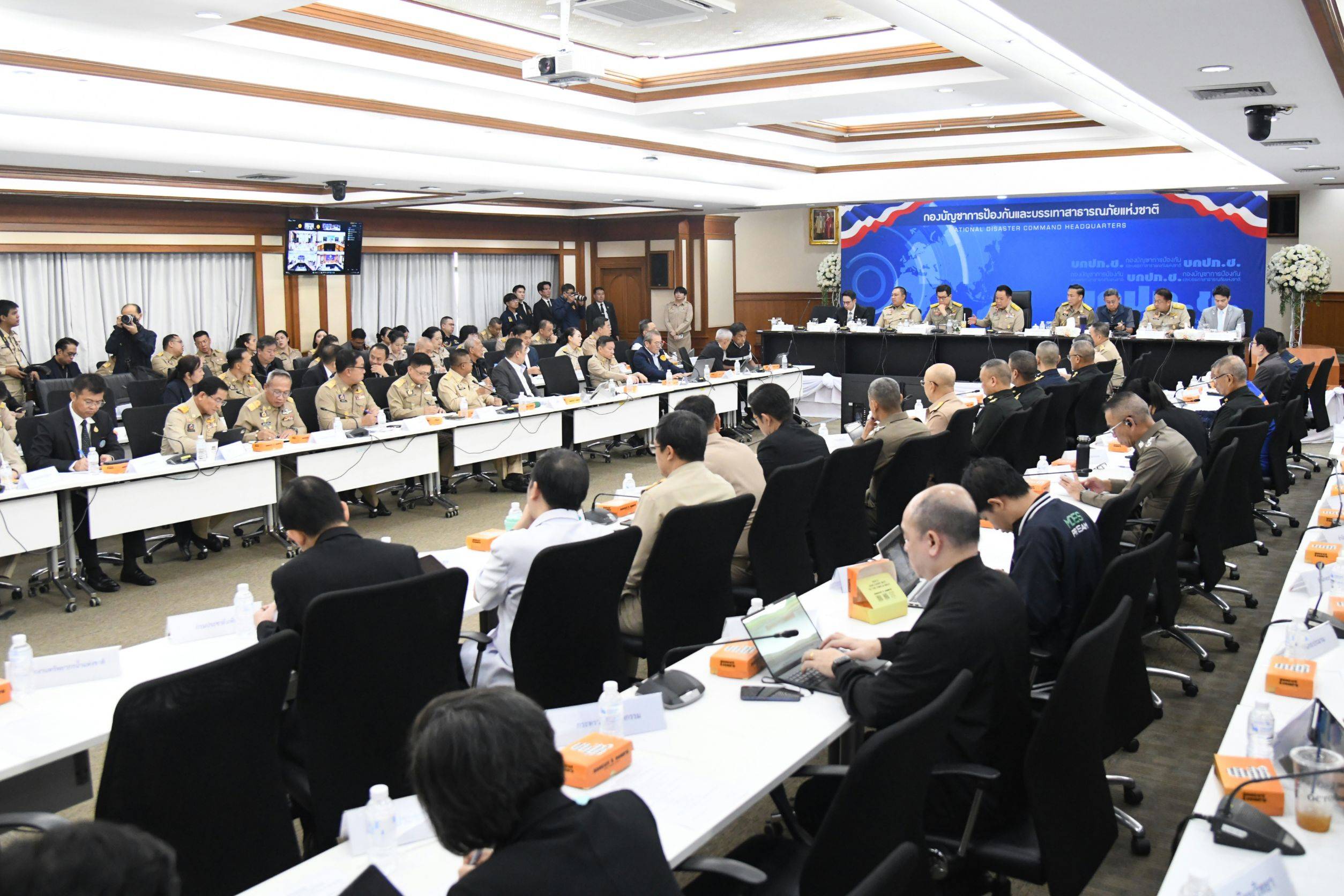 นายกรัฐมนตรีและรัฐมนตรีว่าการกระทรวงมหาดไทย เป็นประธานการประชุมกองบัญชาการป้องกันและบรรเทาสาธารณภัยแห่งชาติ (บกปภ.ช.) เพื่อติดตามสถานการณ์และการให้ความช่วยเหลือผู้ประสบอุทกภัย ณ ห้องประชุม 1 ปภ. ชั้น 5 อาคาร 3 กรมป้องกันและบรรเทาสาธารณภัย (ปภ.) ถนนอู่ทองนอก เขตดุสิต กรุงเทพมหานคร วันที่ 5 ตุลาคม 2569